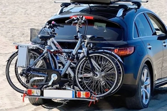 Zwei Fahrräder auf einem Fahrradträger an einem Auto